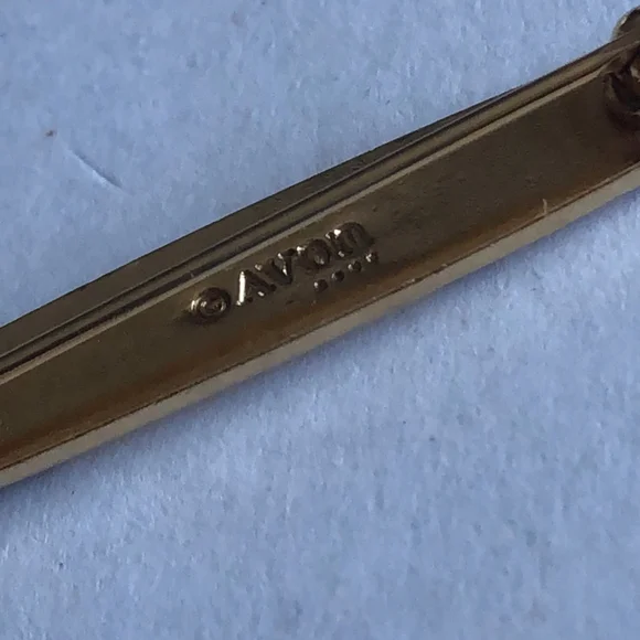 Avon Vintage Gold Tone Brooch with Intricate Design - Picture 4 of 5